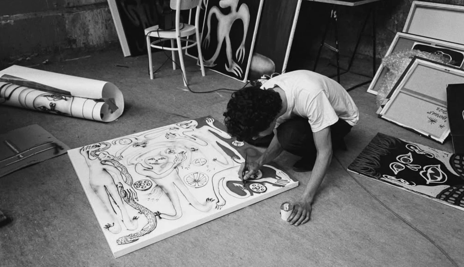Charles Burnex dessinant dans son atelier parisien