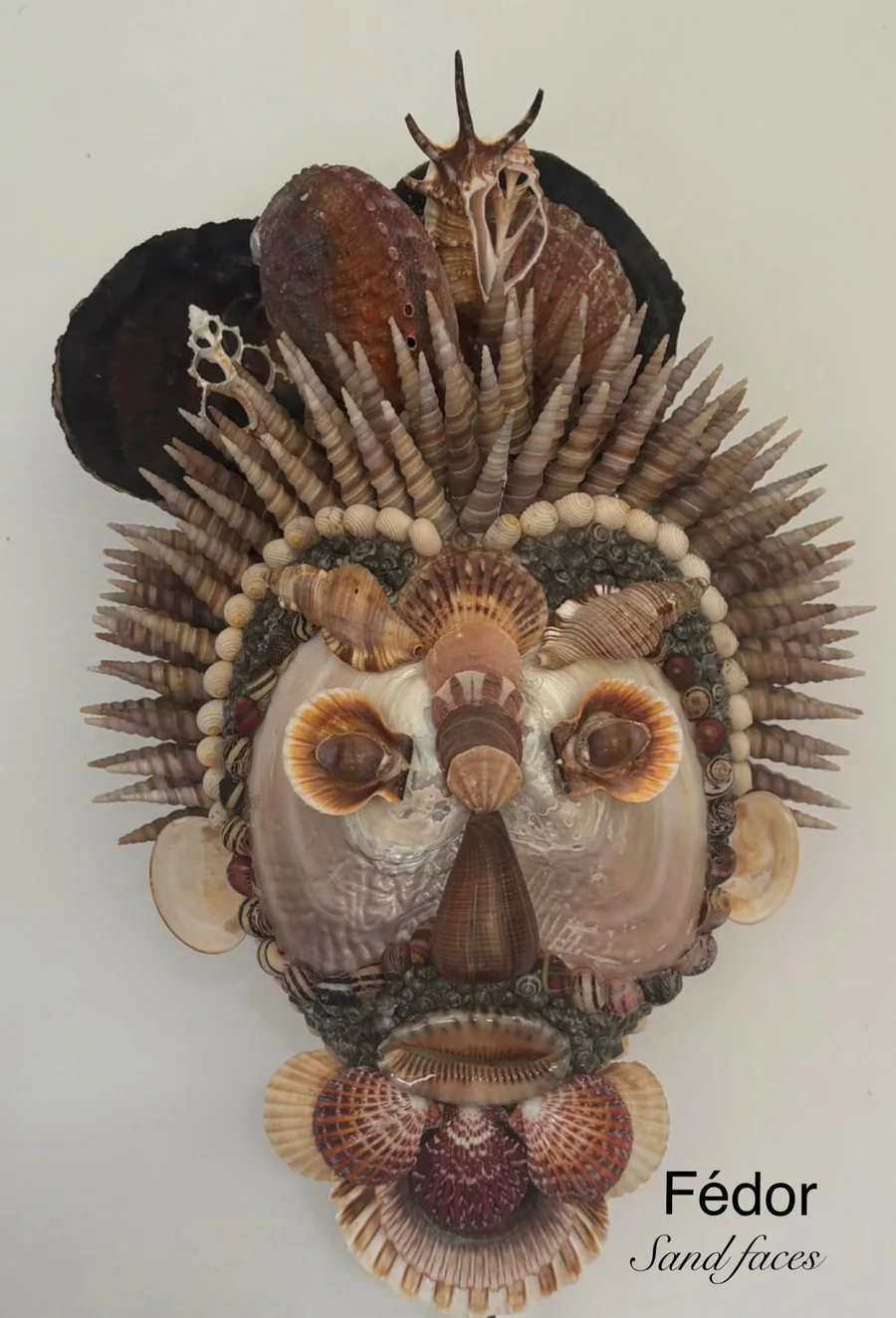 Fédor, portrait sculptural en coquillages par Sandrine Peten