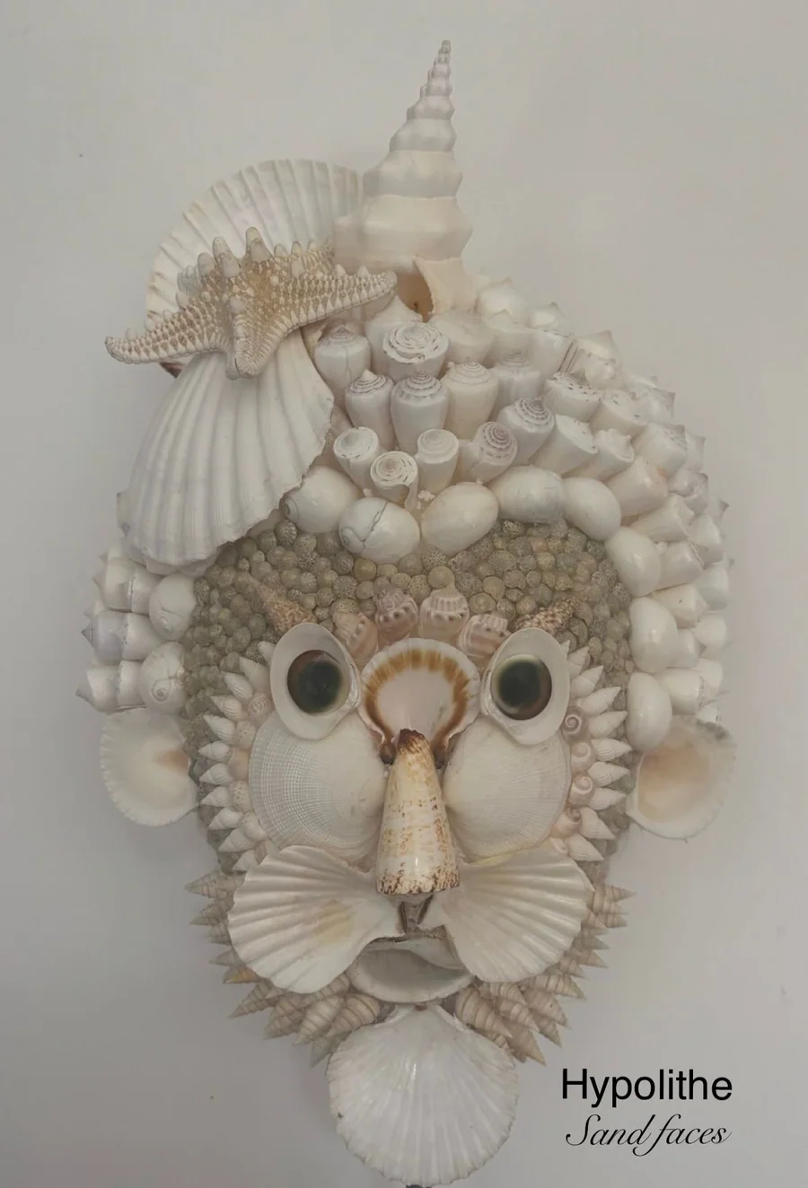 Hypolithe, portrait sculptural blanc en coquillages par Sandrine Peten