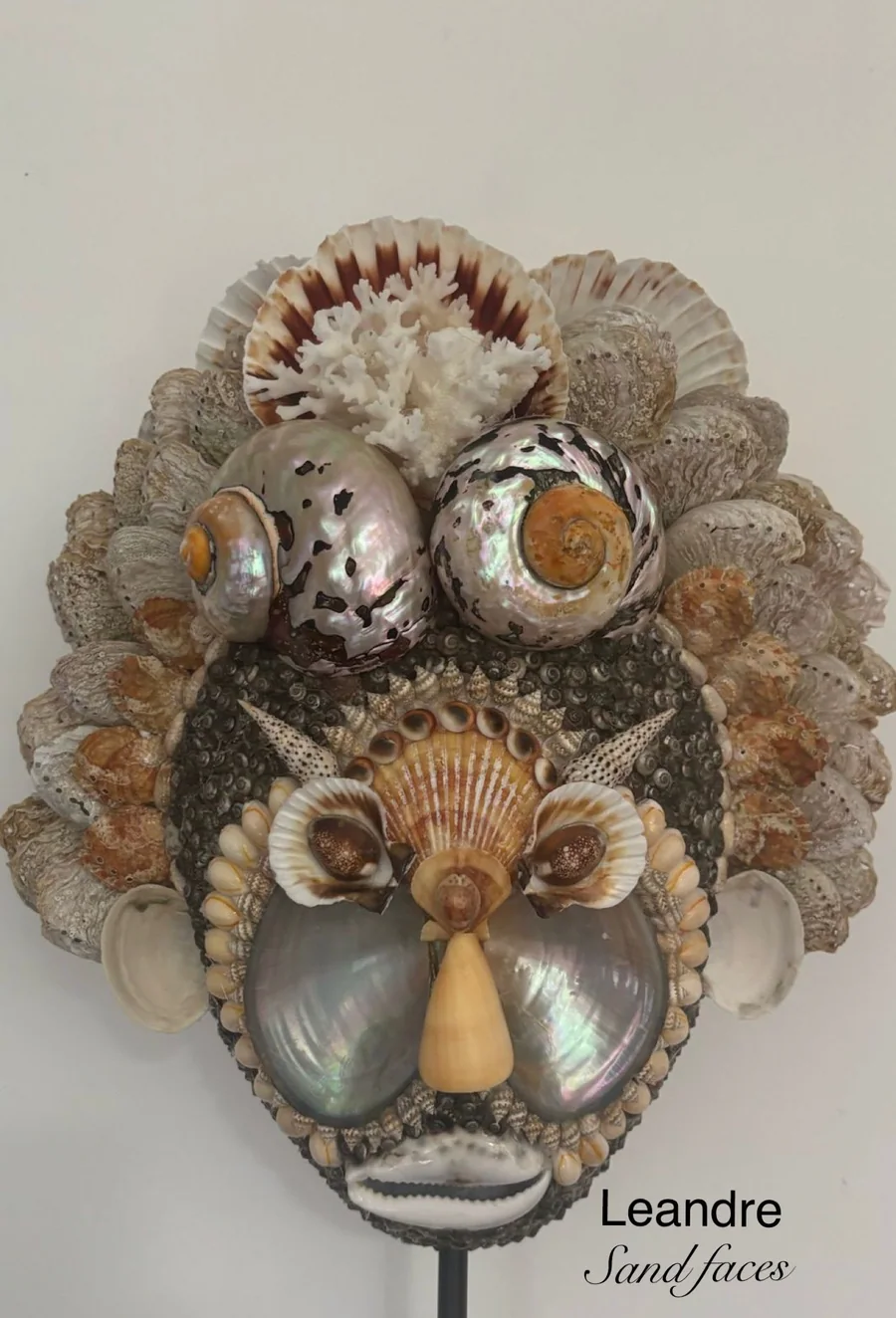 Leandre, portrait sculptural nacré en coquillages par Sandrine Peten