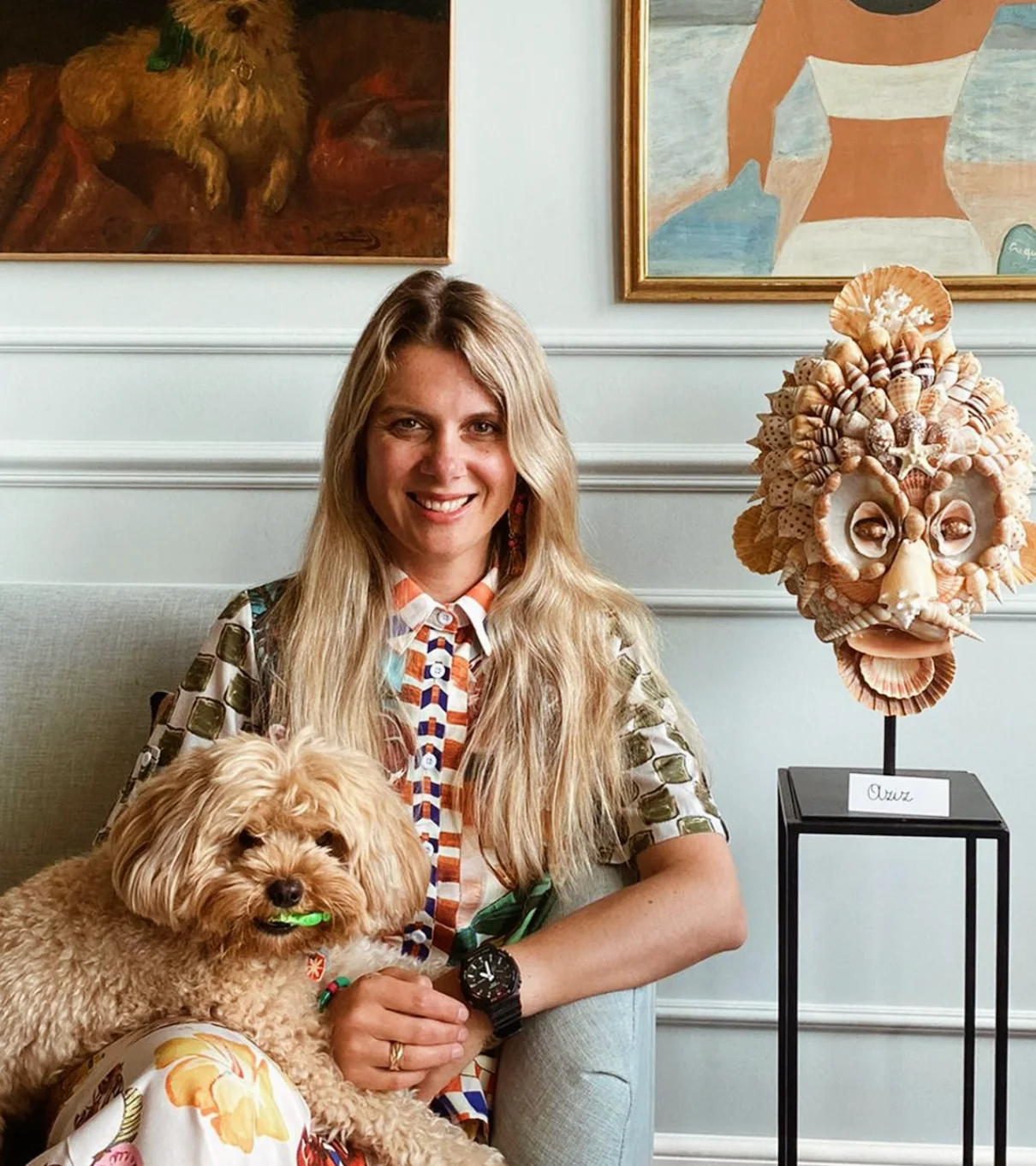 Sandrine Peten, créatrice de Sandfaces, avec son chien et une sculpture en coquillages