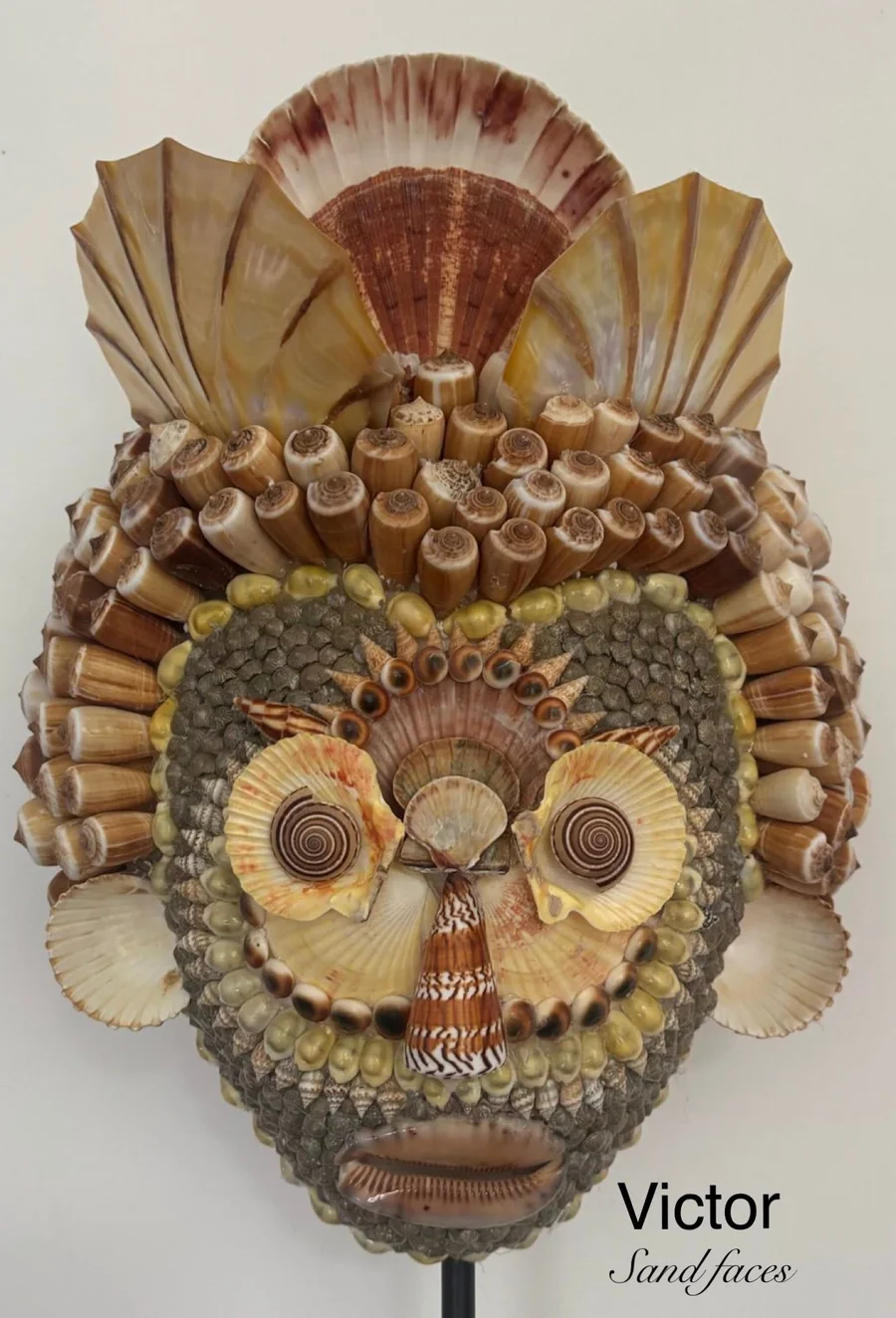 Victor, portrait sculptural en coquillages par Sandrine Peten