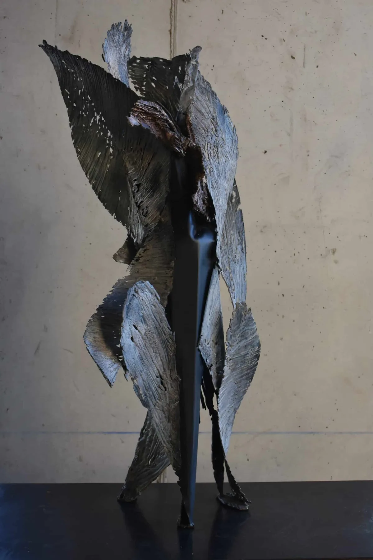 Sculpture en acier patiné de Julien Allègre : Partition organique Éclosion blanche — Vue 3
