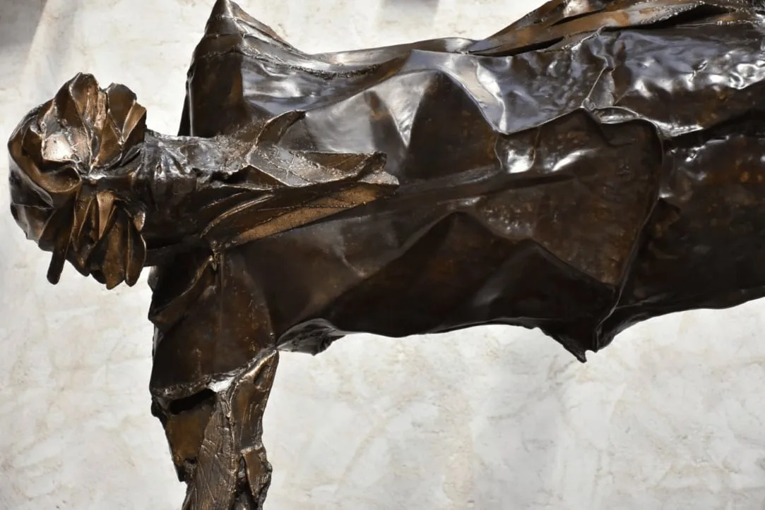 Sculpture en bronze de Julien Allègre : Équilibre illusoire — Vue 4