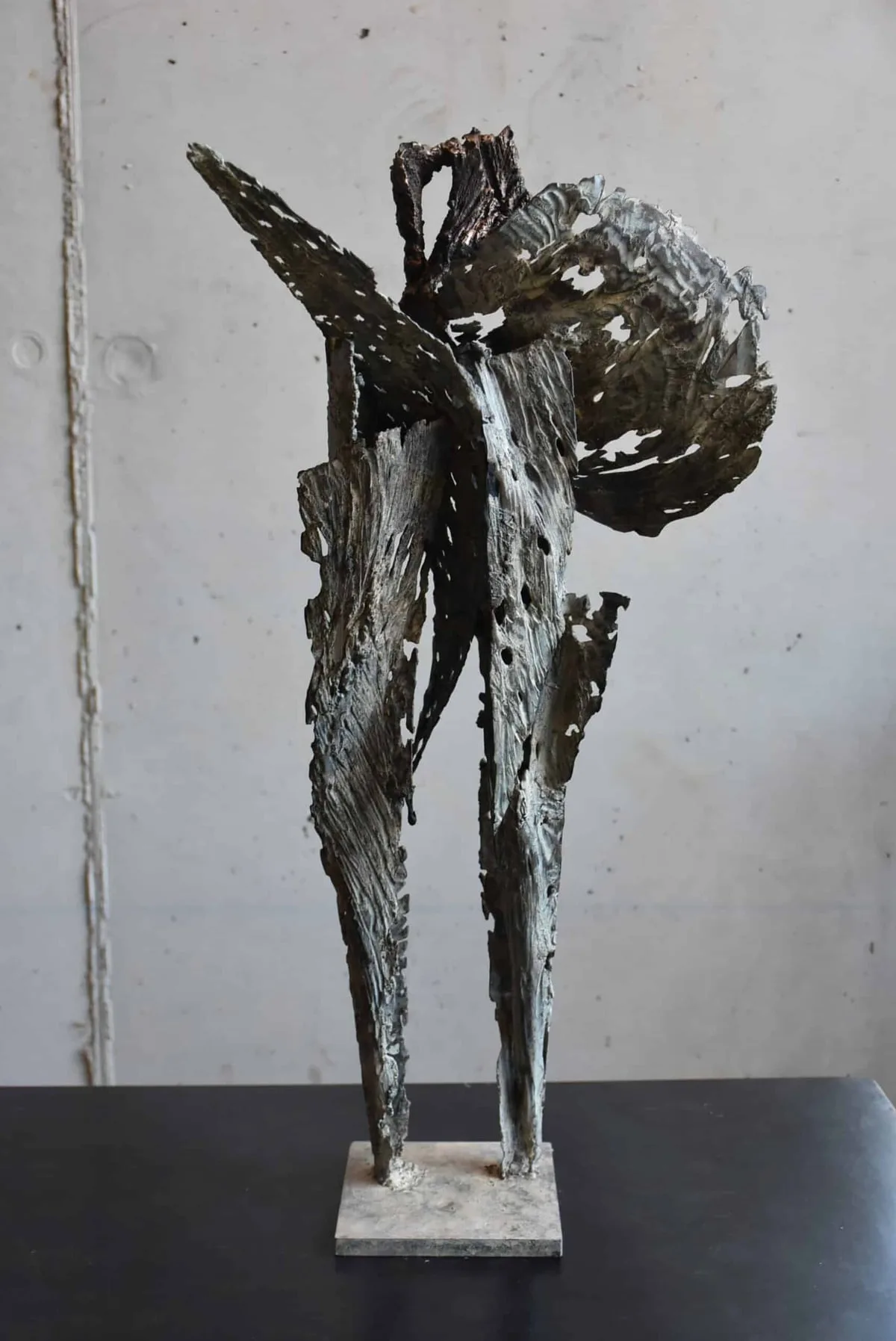 Hot-patinated steel sculpture by Julien Allègre : Être peau d'arbre — View 2