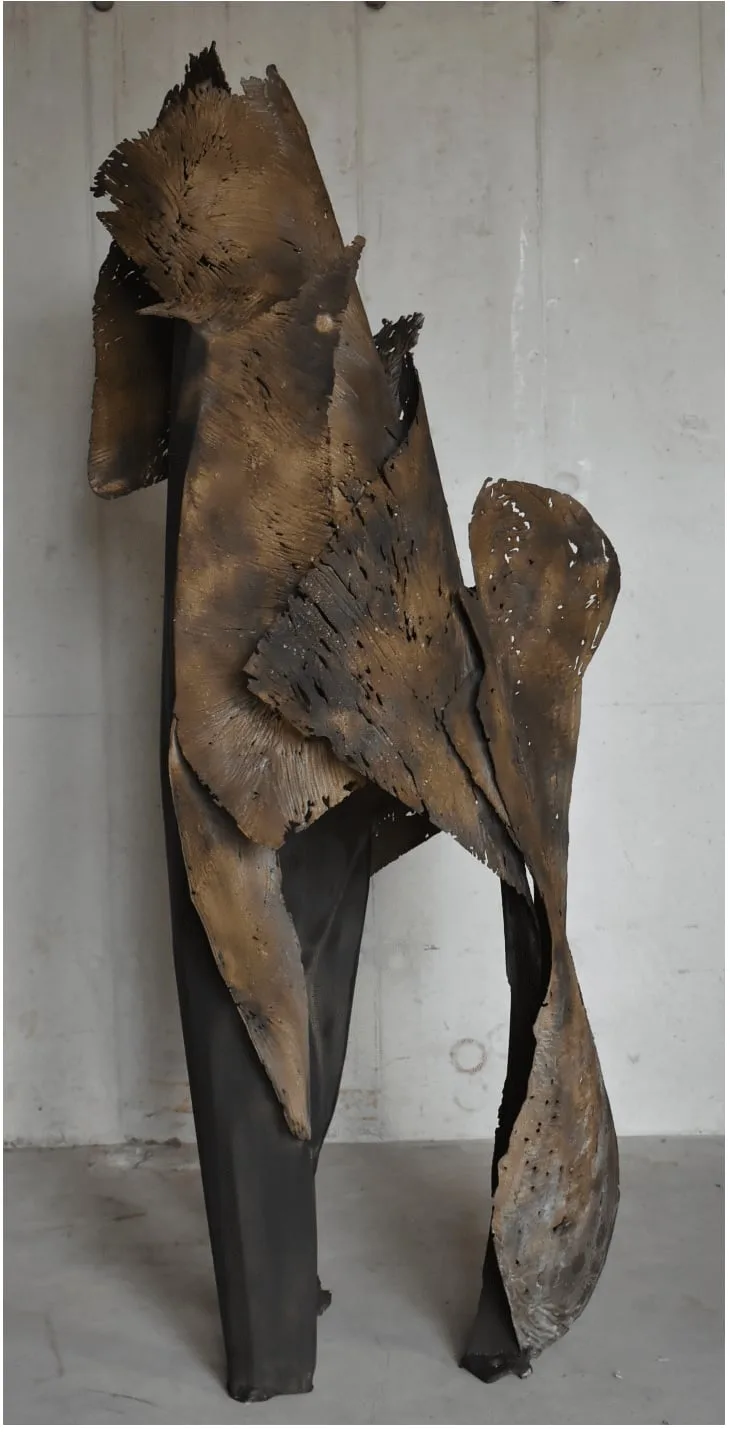 Sculpture monumentale unique, métallisation sur acier de Julien Allègre : Exuvie Sauvage de Julien Allègre