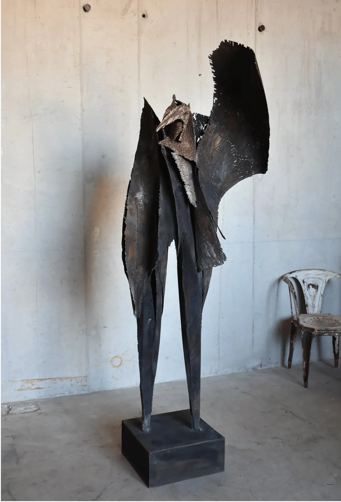 Sculpture monumentale unique, métallisation sur acier et bronze de Julien Allègre : Oiseau Astorpia de Julien Allègre