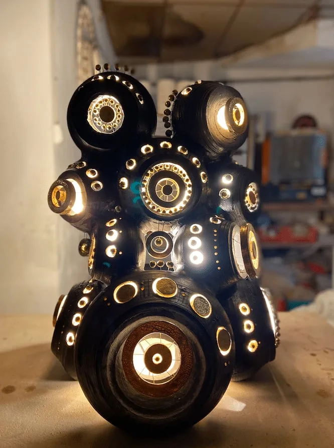 Lampe sculpture de Georges Pelletier émaillée noir bleuté, or et platine de Georges Pelletier