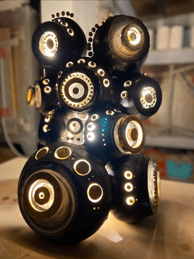 Lampe sculpture de Georges Pelletier émaillée noir bleuté, or et platine — Vue 2
