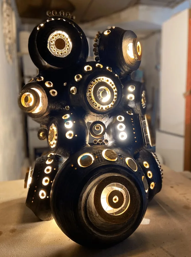 Lampe sculpture de Georges Pelletier émaillée noir bleuté, or et platine — Vue 3
