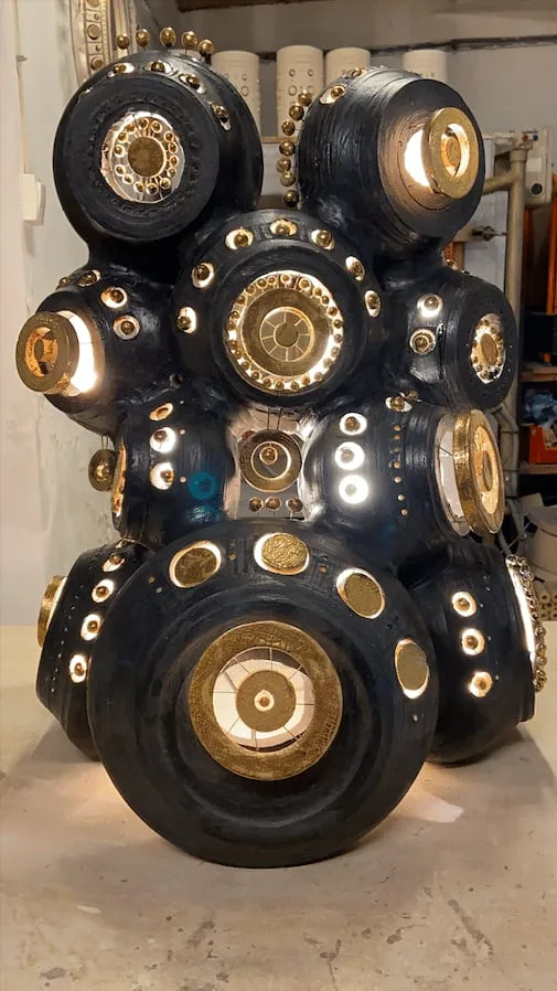 Lampe sculpture de Georges Pelletier émaillée noir bleuté, or et platine — Vue 4