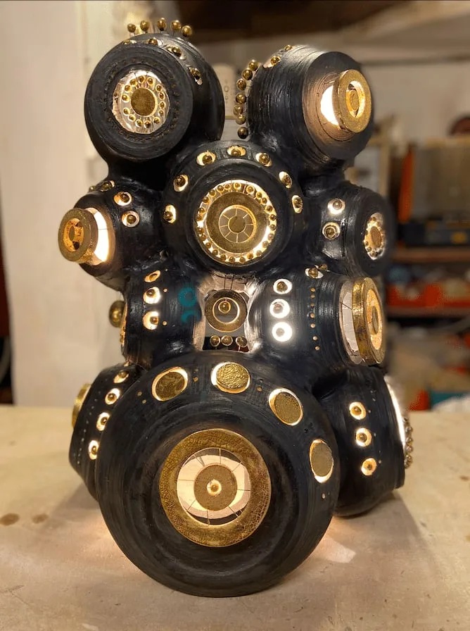 Lampe sculpture de Georges Pelletier émaillée noir bleuté, or et platine — Vue 6