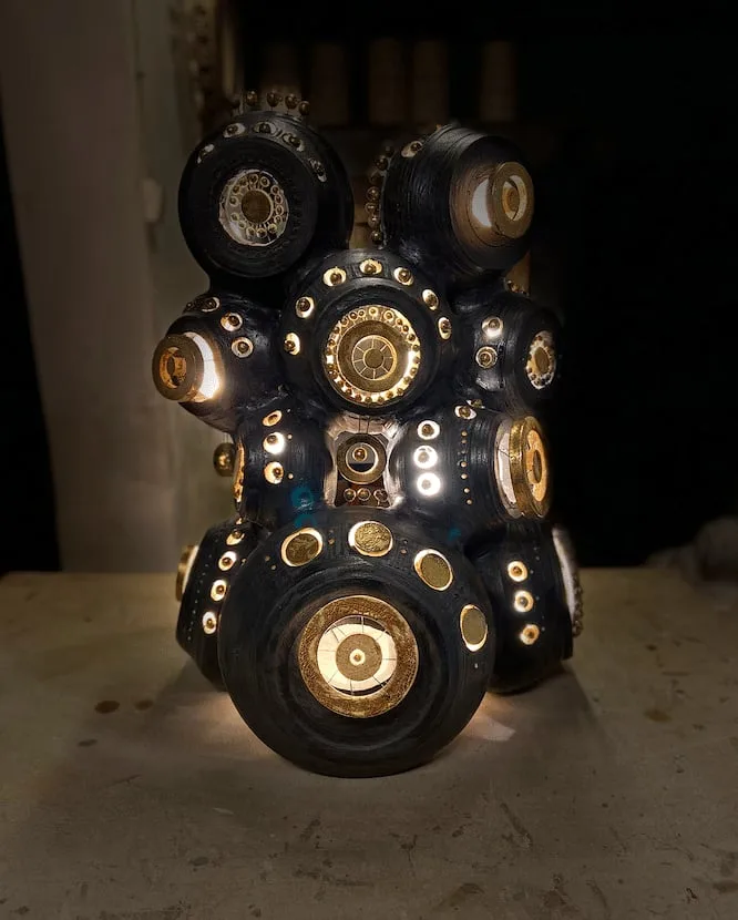 Lampe sculpture de Georges Pelletier émaillée noir bleuté, or et platine — Vue 7