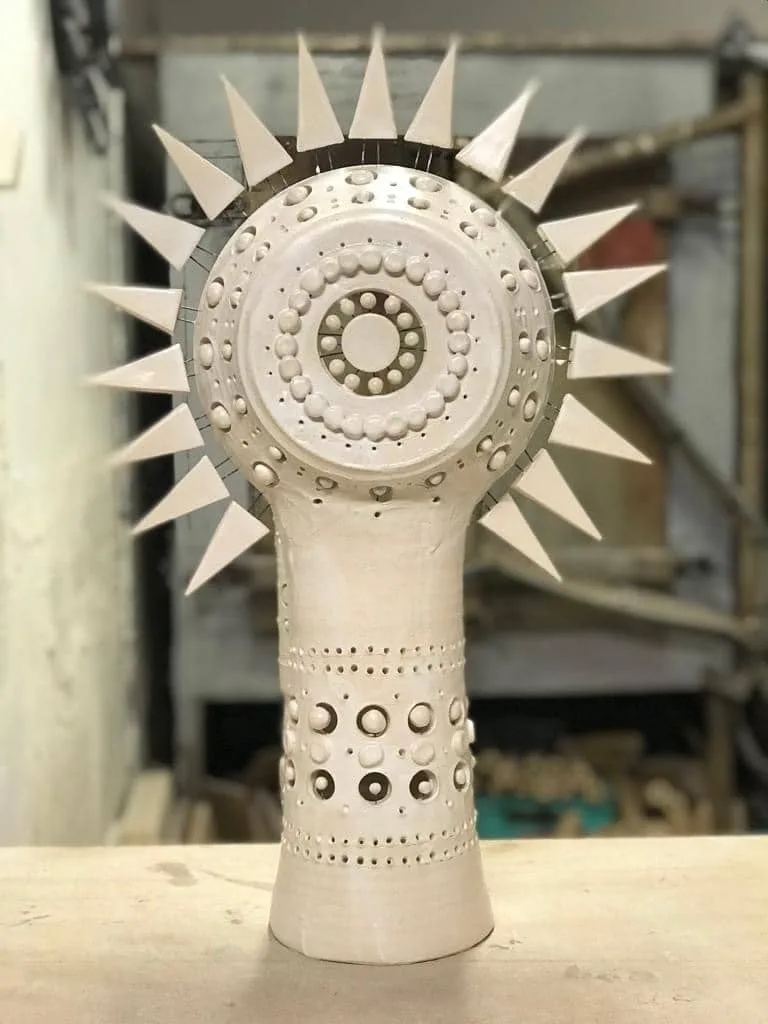 Lampe Soleil à piques de Georges Pelletier en céramique émaillée blanc de Georges Pelletier