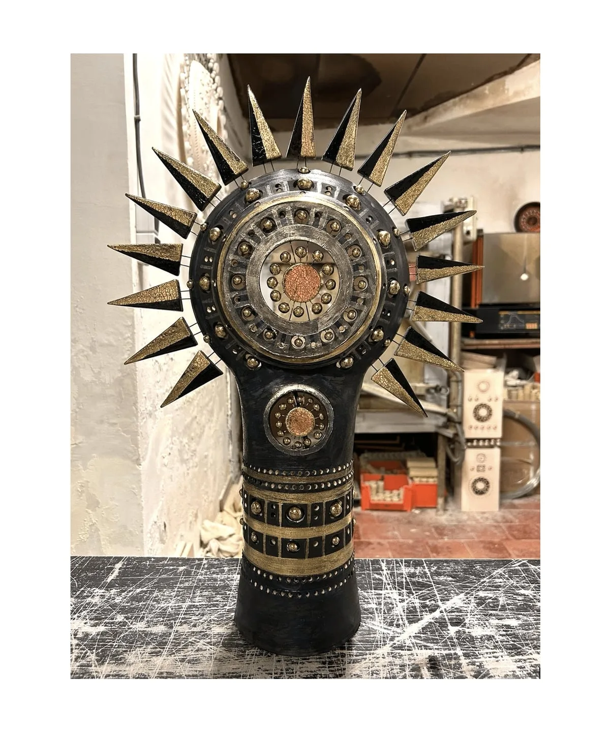 Lampe Petit Soleil émaillée noir bleuté, or et platine de Georges Pelletier de Georges Pelletier