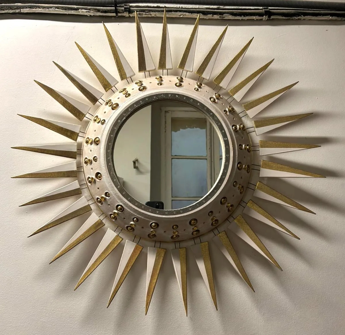 Miroir Soleil en céramique blanc et or de Georges Pelletier de Georges Pelletier