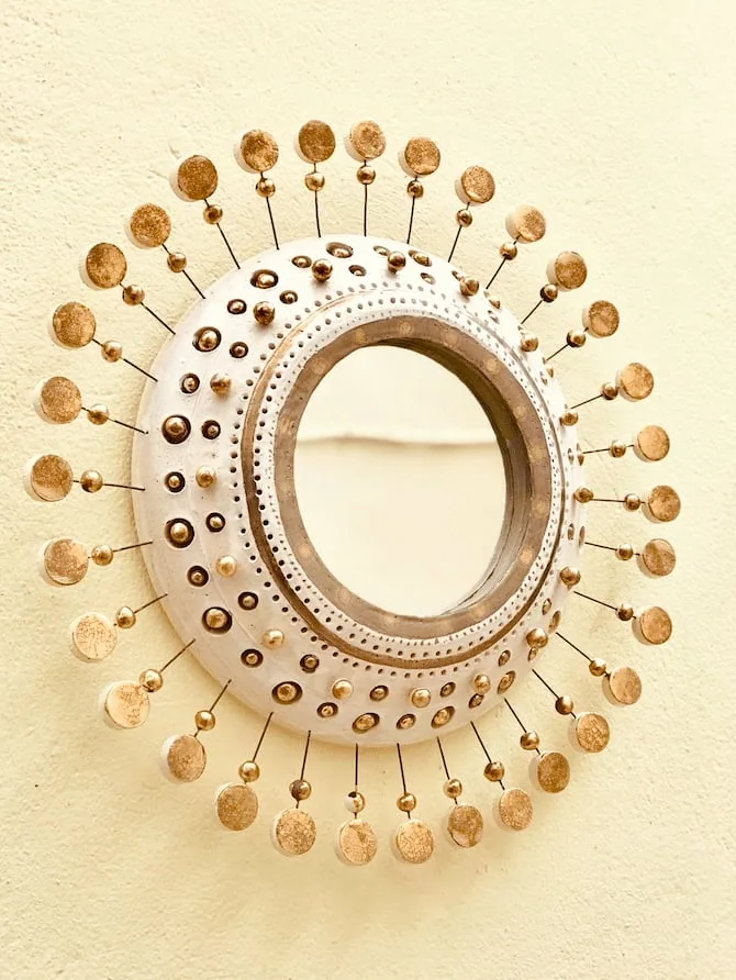 Miroir Soleil en céramique blanc et or de Georges Pelletier de Georges Pelletier