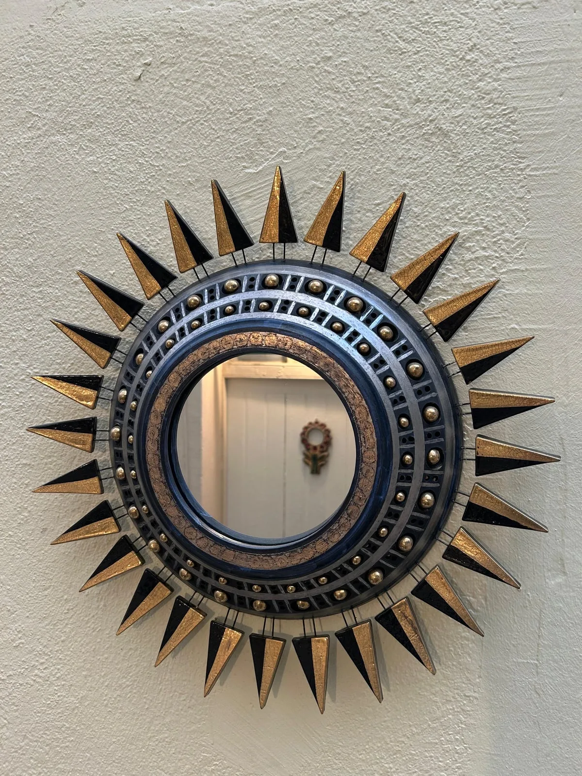 Miroir Soleil à tiges petite taille de Georges Pelletier en céramique émaillée noir bleuté, or et platine de Georges Pelletier