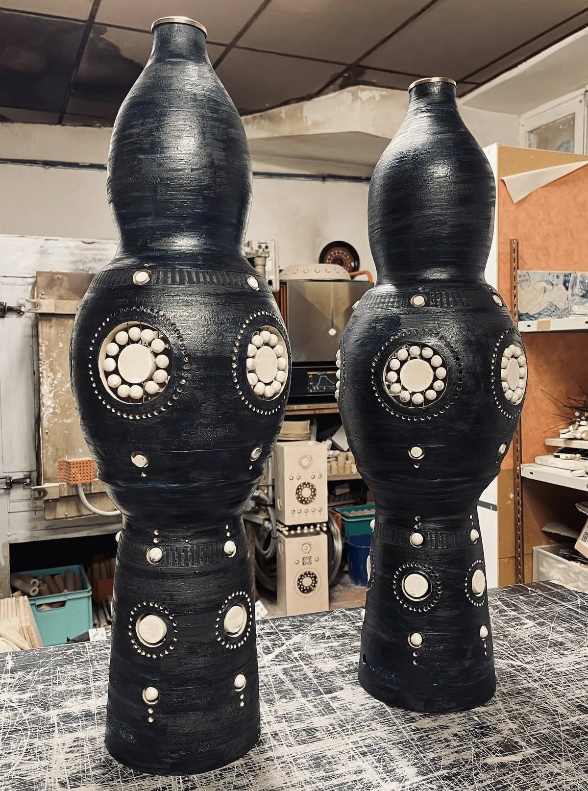 Paire de pieds de lampes en céramique de Georges Pelletier émaillés noir bleuté et blanc — Vue 2
