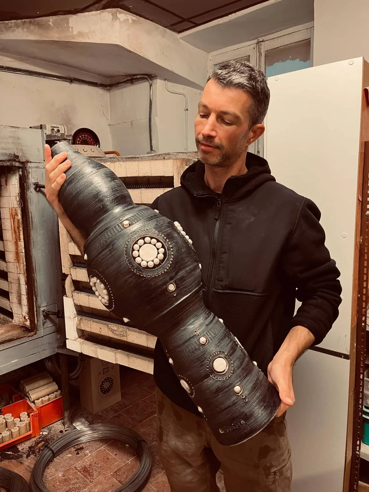 Paire de pieds de lampes en céramique de Georges Pelletier émaillés noir bleuté et blanc — Vue 3