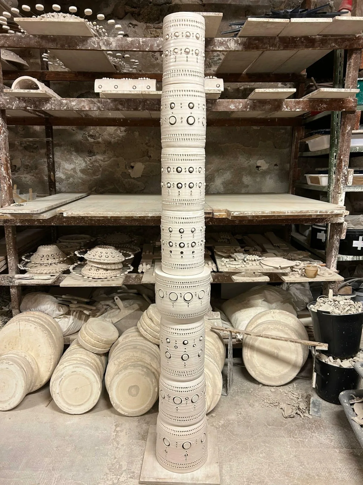 Sculpture lampadaire Totem de Georges Pelletier en céramique émaillée blanc de Georges Pelletier