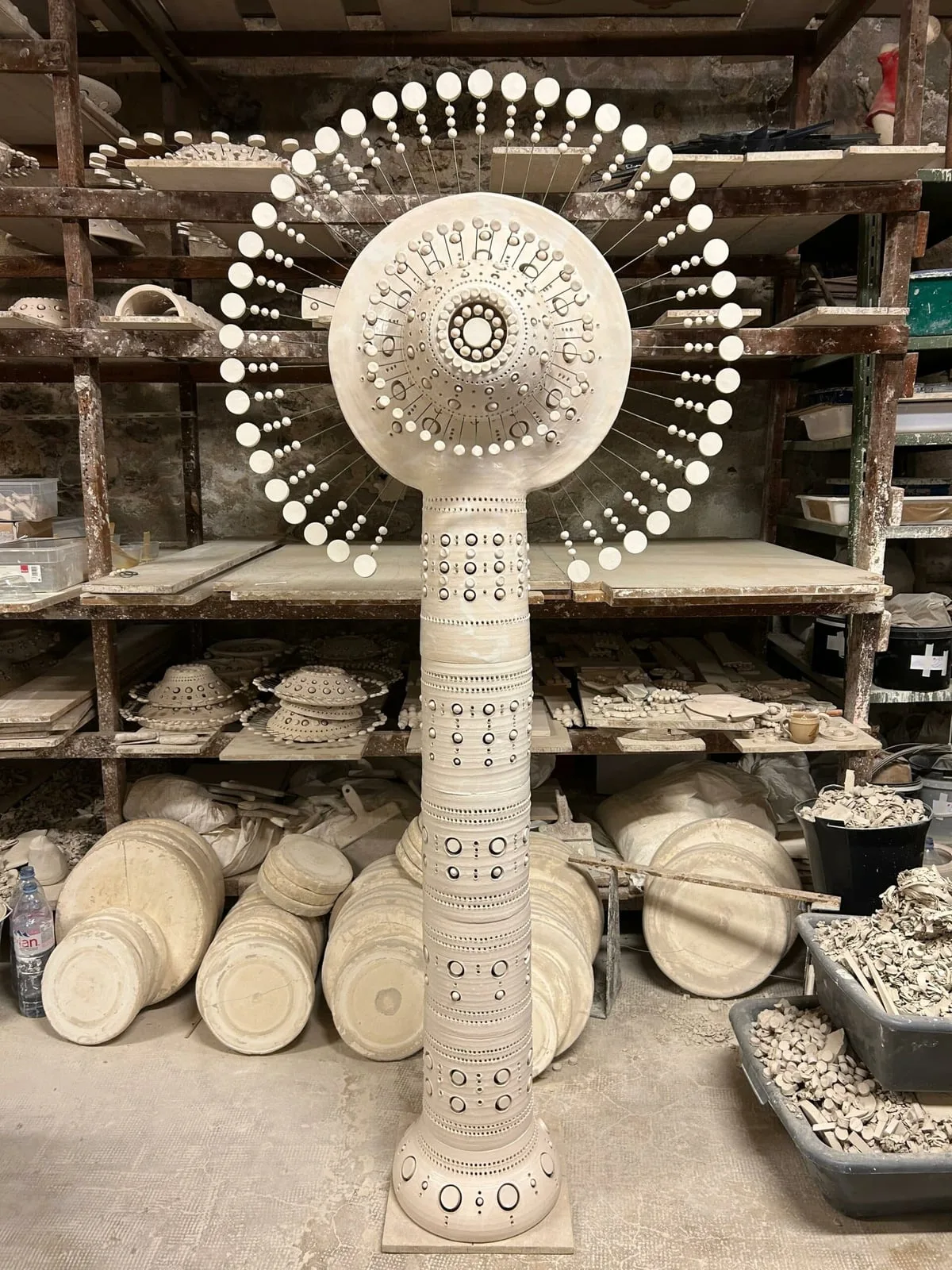 Sculpture Soleil Totem à tiges de Georges Pelletier en céramique émaillée blanc de Georges Pelletier
