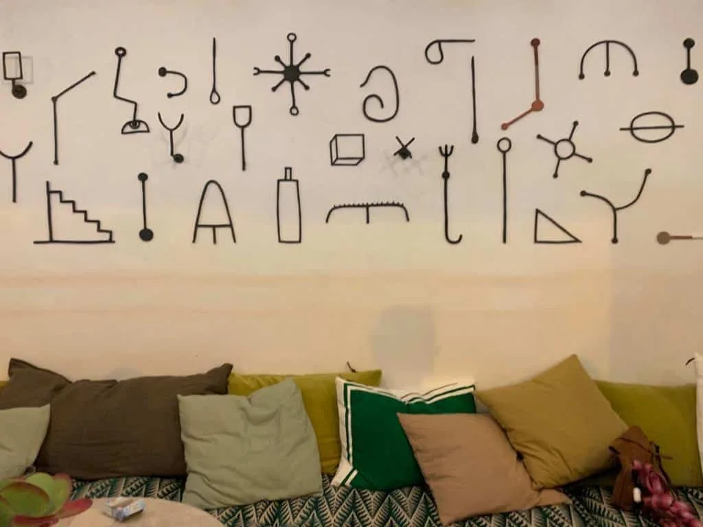 Alphabet en céramique noir de Natalie Rich — Vue 4