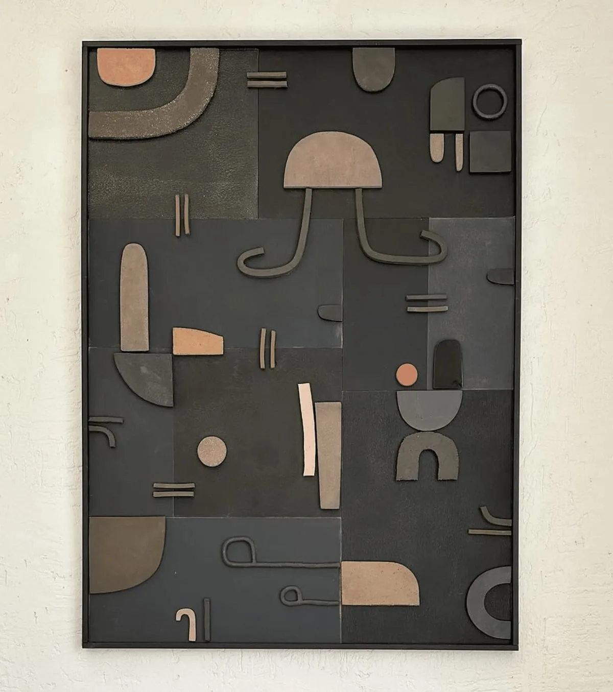 Bas Relief en céramique et bois de Natalie Rich de Natalie Rich