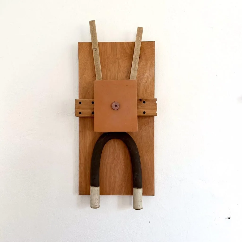 El insecto calvado - Bas relief sculpture céramique et bois de Natalie Rich de Natalie Rich