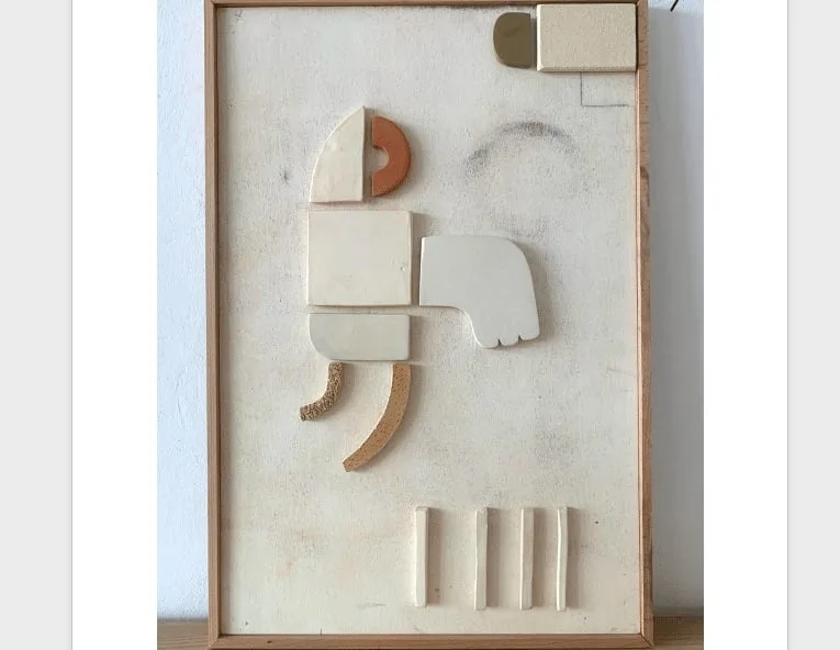 Petit tableau sculpture céramique et bois de Natalie Rich de Natalie Rich