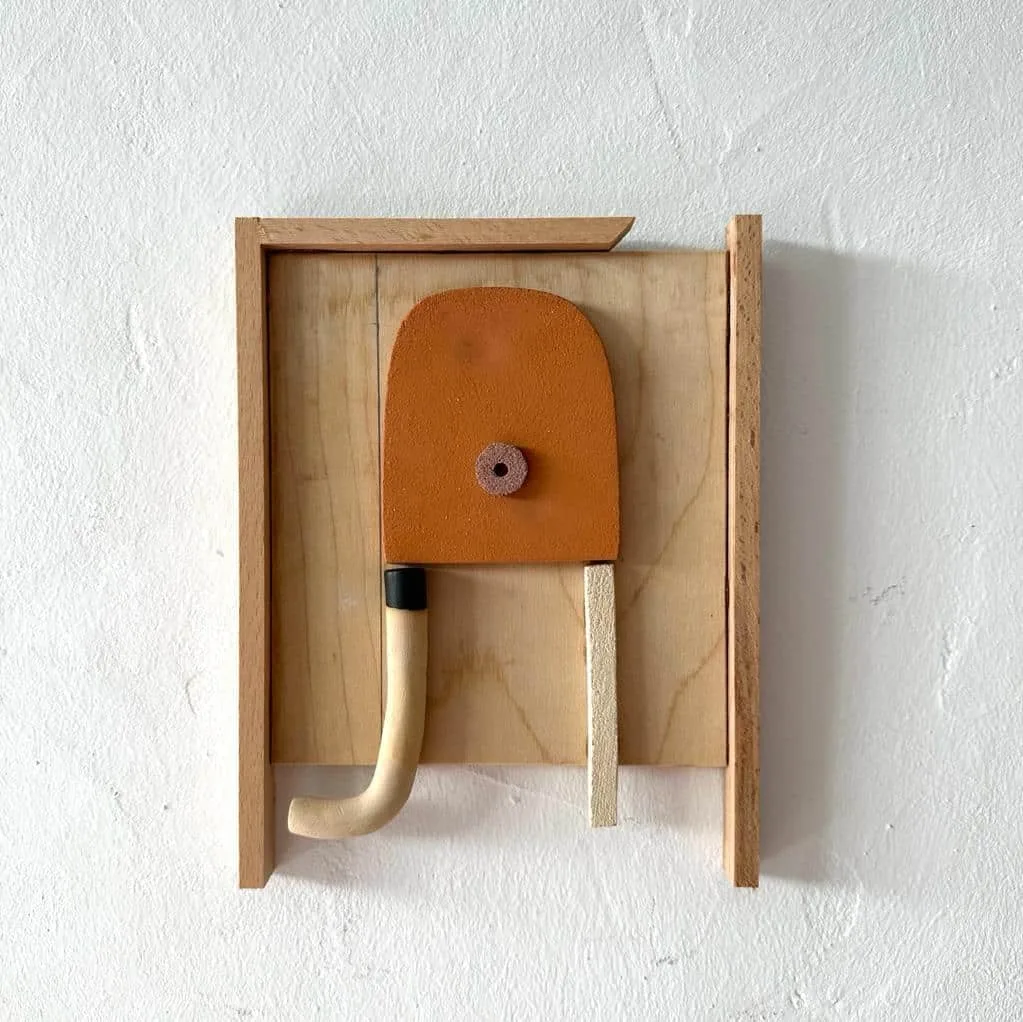 Petit tableau sculpture céramique et bois de Natalie Rich de Natalie Rich