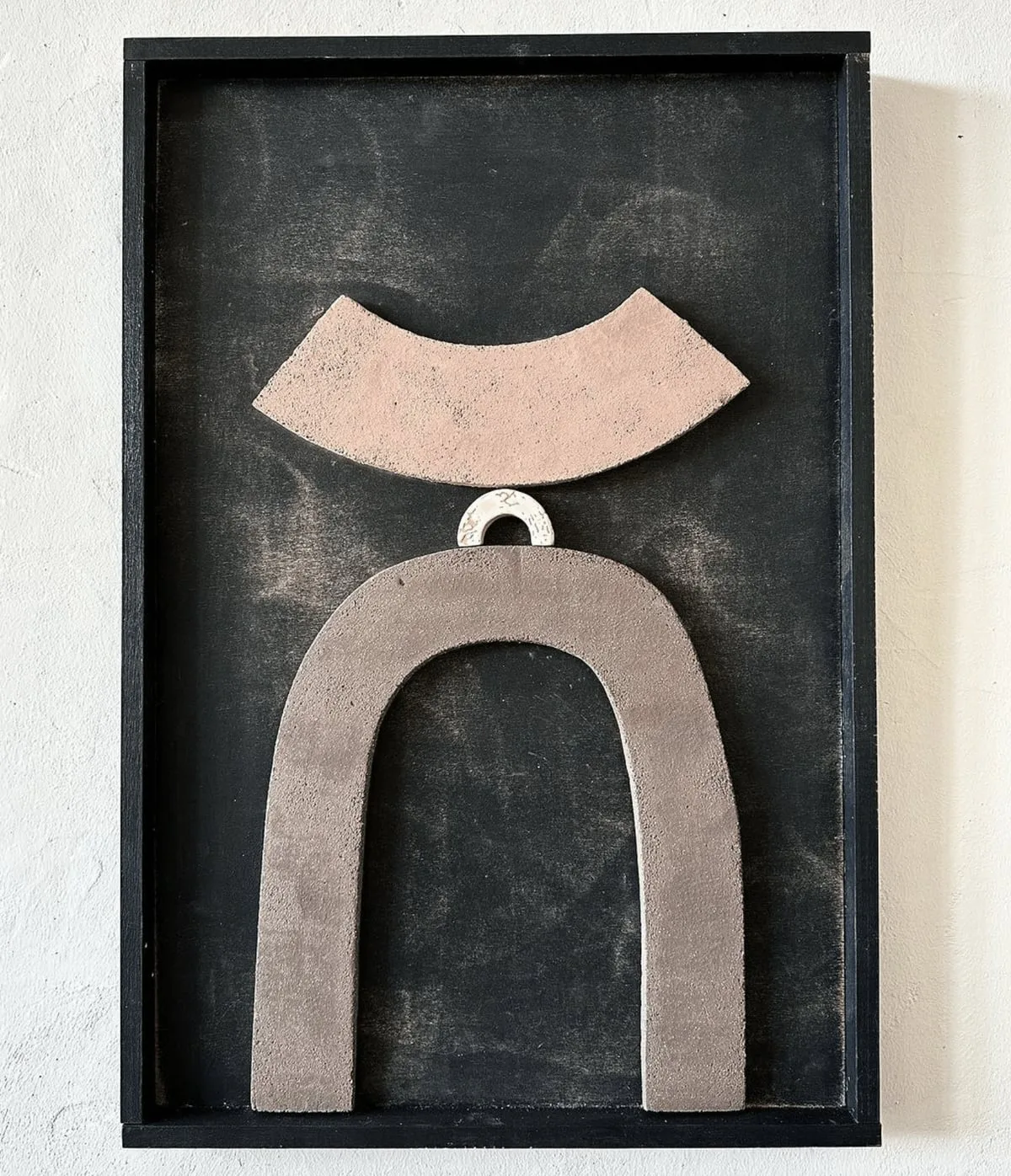 Petit tableau sculpture ELEMENTS céramique et bois de Natalie Rich de Natalie Rich