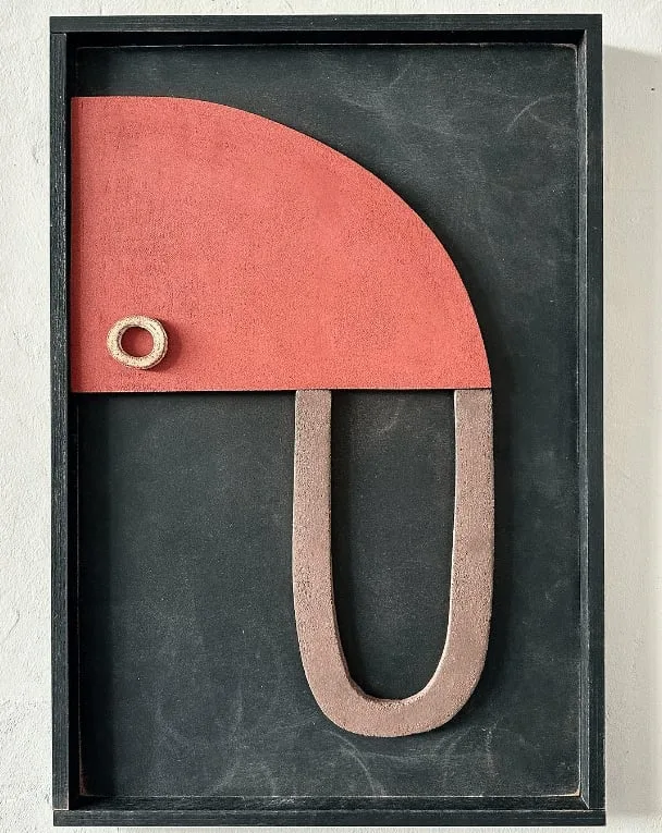 Petit tableau sculpture ELEMENTS céramique et bois de Natalie Rich de Natalie Rich