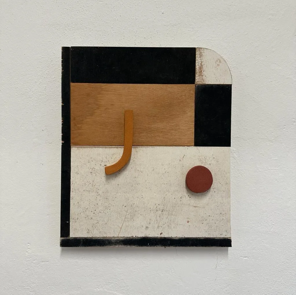 Sculpture bas relief céramique et bois de Natalie Rich de Natalie Rich