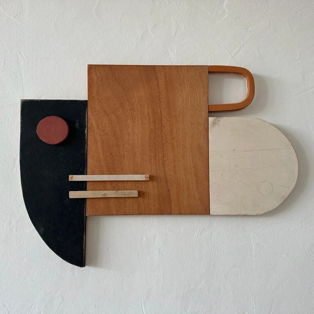 Sculpture bas relief céramique et bois de Natalie Rich de Natalie Rich