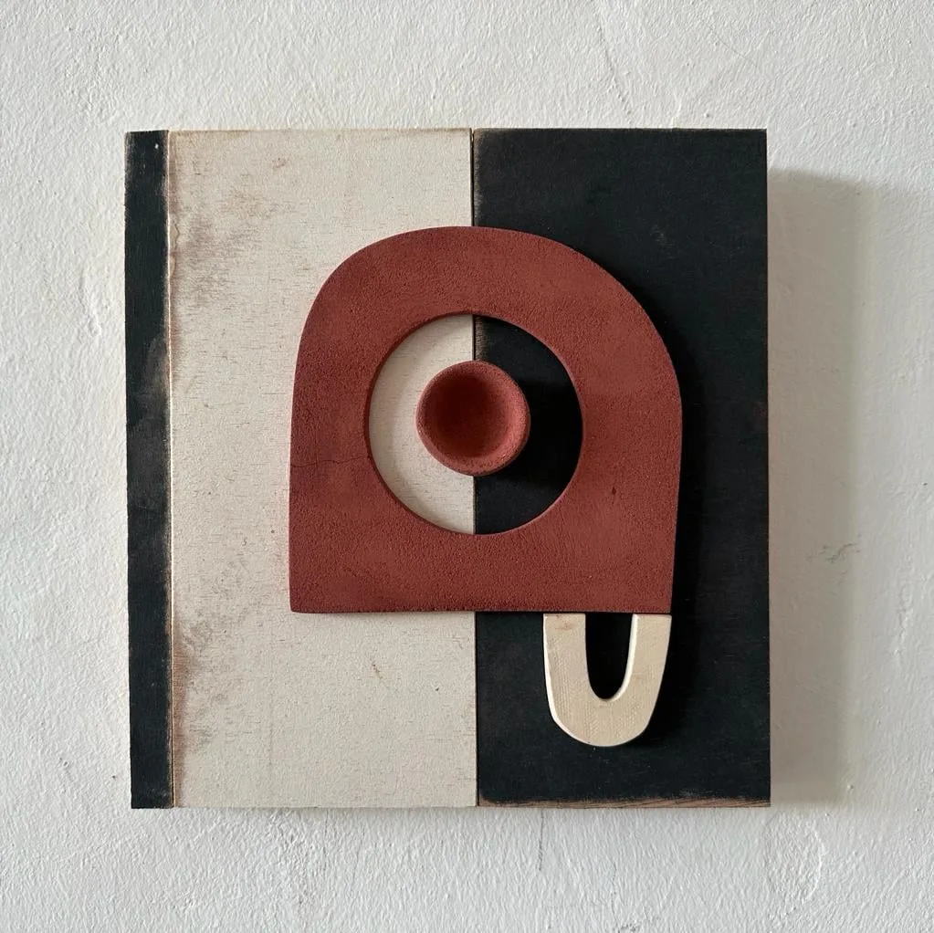 Sculpture bas relief céramique et bois de Natalie Rich de Natalie Rich