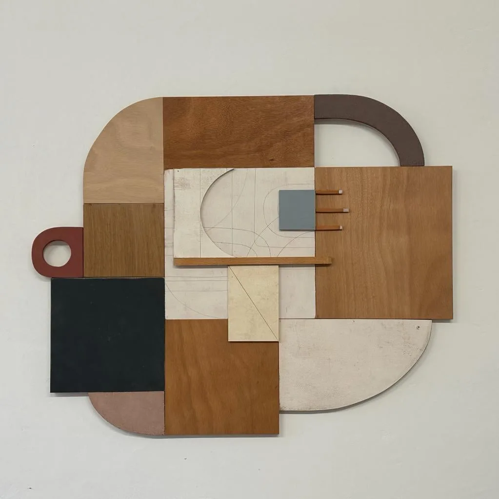 Ubu Roi - Sculpture bas relief céramique et bois de Natalie Rich