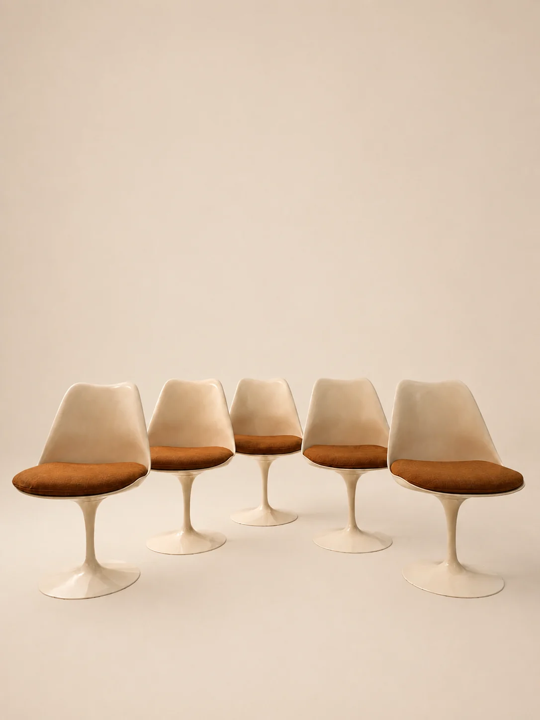 5 chaises Saarinen – Knoll