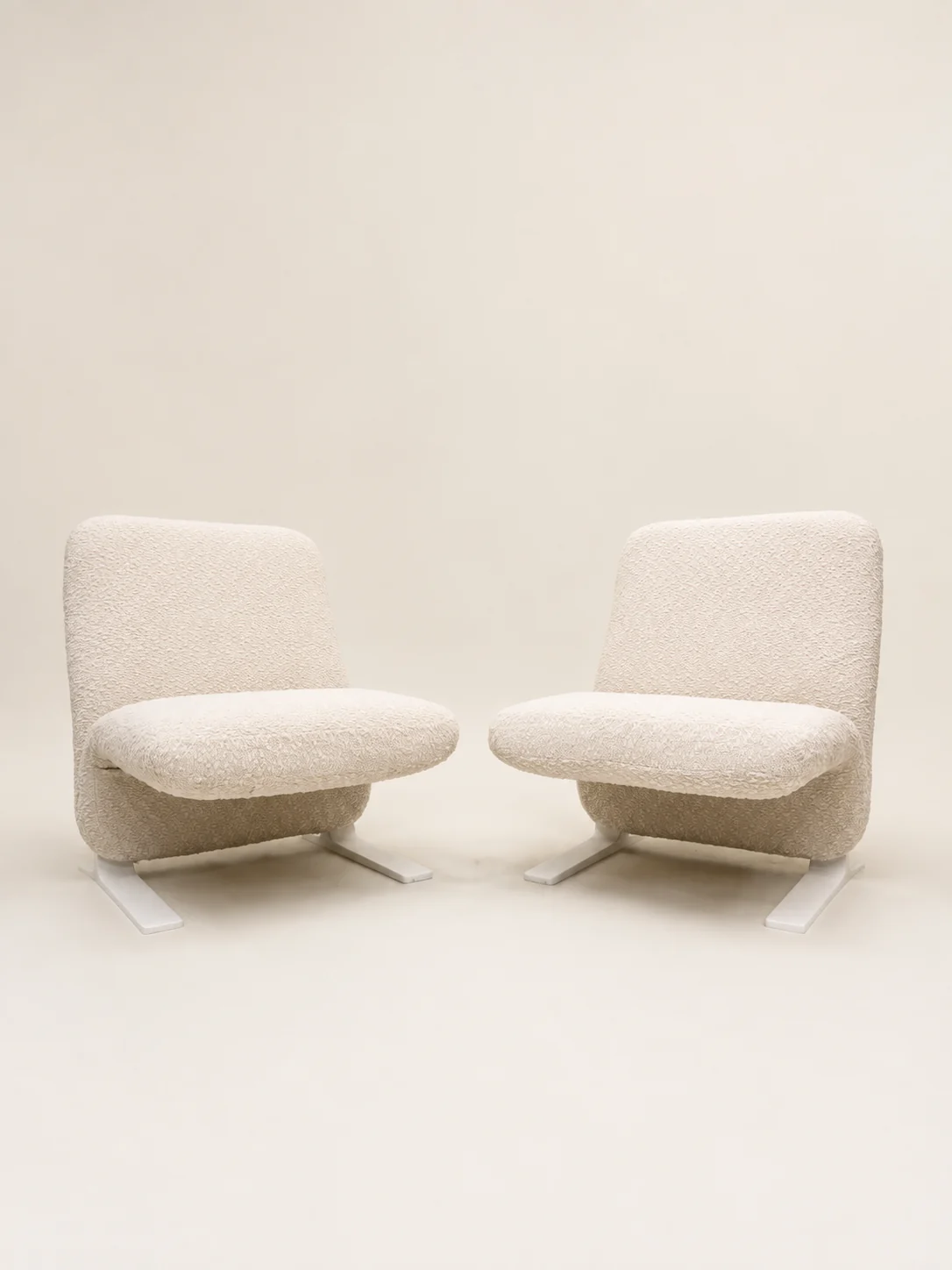 Paire de fauteuils F780 « Concorde »